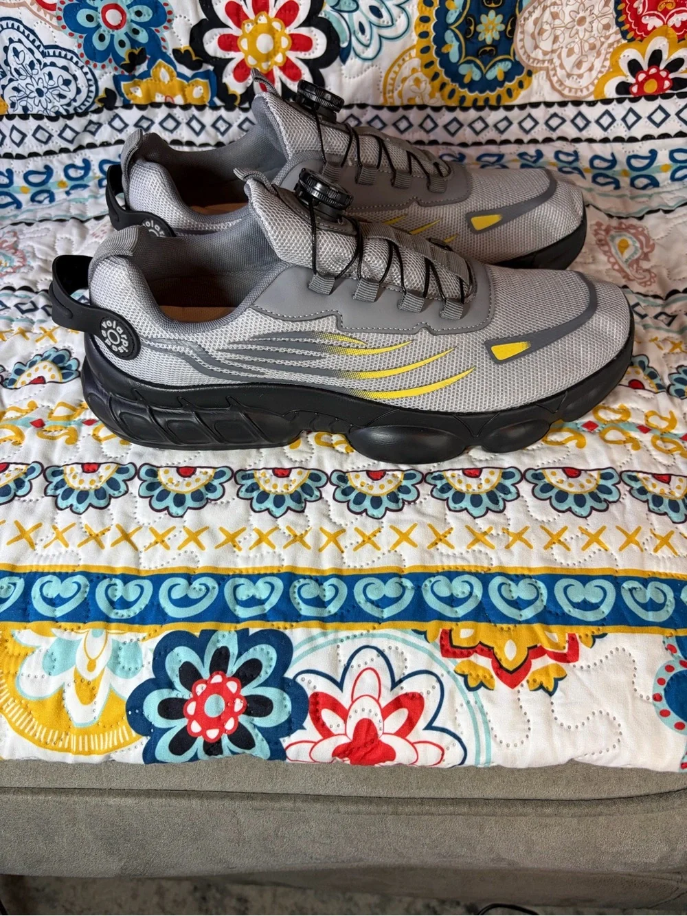 Light Gray Athletic Sneakers with Yellow Accents – Men's Performance Trainers
